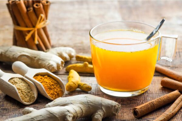 Ceai de turmeric cu usturoi de ghimbir pentru a va spori imunitatea