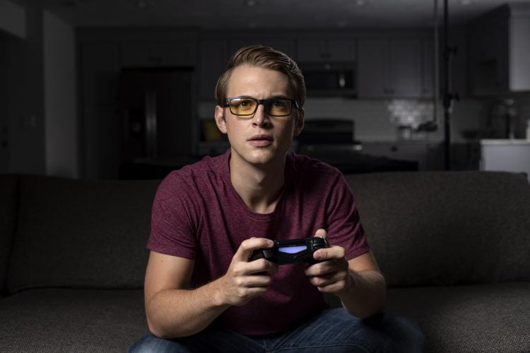 De ce trebuie să porţi ochelari special concepuţi pentru sesiunile online de joc?