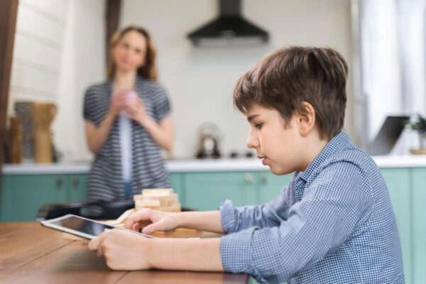 Comunicarea eficientă între părinți și adolescenți: sfaturi și tehnici