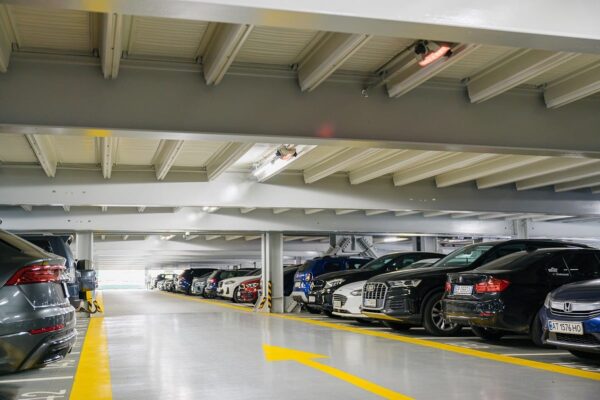 Cum călătorești cu un copil mic și de ce să alegi o parcare auto Otopeni