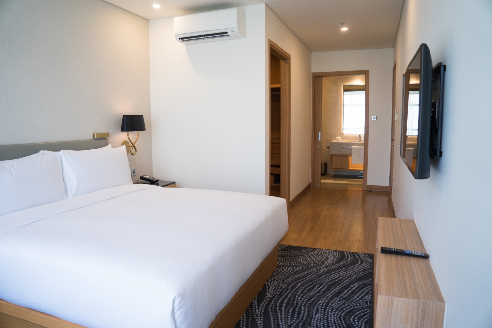 Cameră de hotel modernă cu pat matrimonial și baie