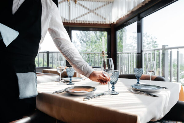 Chelner aranjând masa într-un restaurant elegant