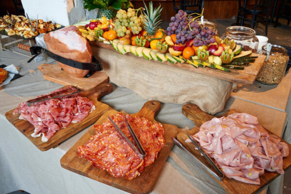 Bufet cu mezeluri, fructe și prosciutto