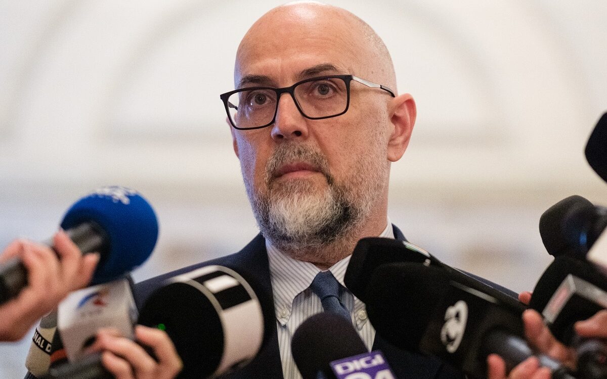 Bărbat chel cu ochelari, la conferință de presă