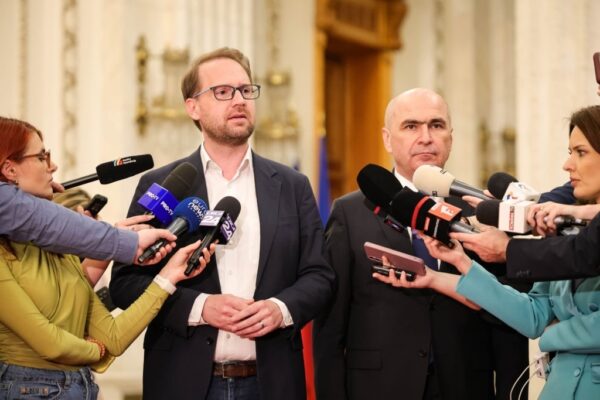 Conferință de presă cu politicieni și jurnaliști