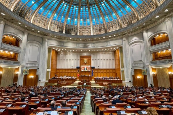 Sala Parlamentului României cu cupolă impunătoare