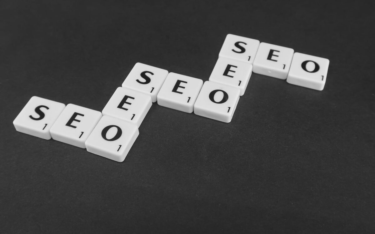 Piese Scrabble formând cuvântul SEO pe fundal închis