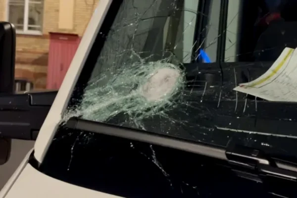 Tinerii care au atacat ambulanța din Cluj au fost reținuți. Mărturia echipajului: „Au oprit în fața noastră și au blocat drumul”