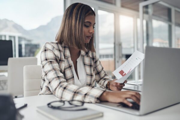 Ce este factura electronică și cum se deosebește de o factură trimisă în PDF