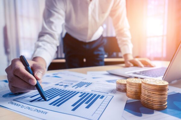 Închirierea sau cumpărarea echipamentelor: ce calcule faci înainte să alegi