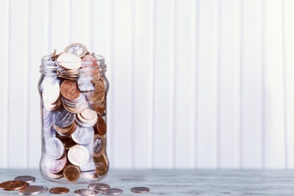 Economii în lei sau în euro: ce riscuri și costuri compari