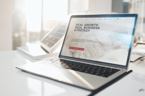 Site-ul firmei se încarcă greu: ce verifici înainte să investești într-o refacere completă